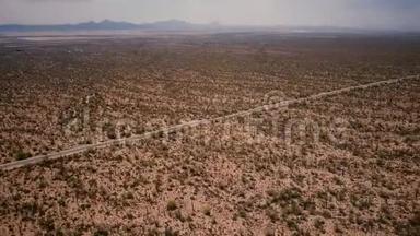 雄蜂在美国亚利桑那州国家公园公路上的仙人掌沙漠风景和汽车正上方的高空盘旋。